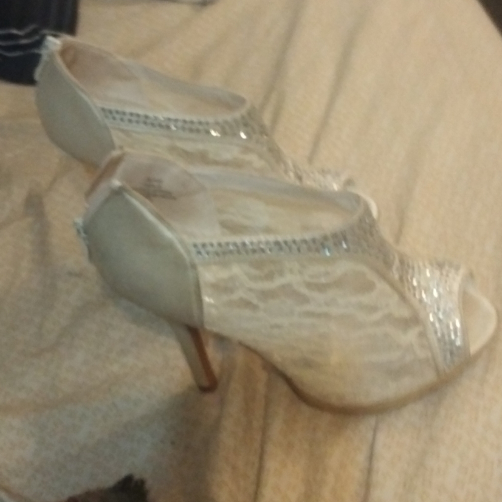 Heels - Picture 2 of 3